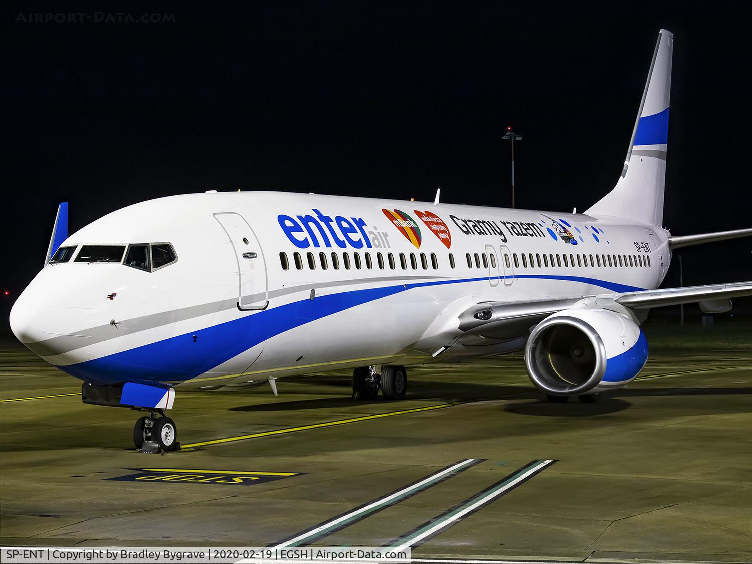 SP-ENT, 2000 Boeing 737-8AS C/N 29926, Sat on stand 5 in a special scheme