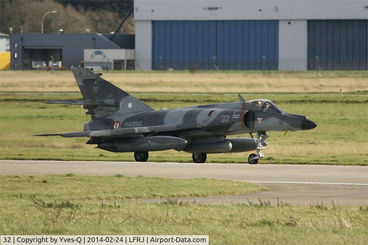 32, Dassault Super Etendard C/N 32, Dassault Super Etendard, Taxiing after landing rwy 26, Landivisiau Naval Air Base (LFRJ)