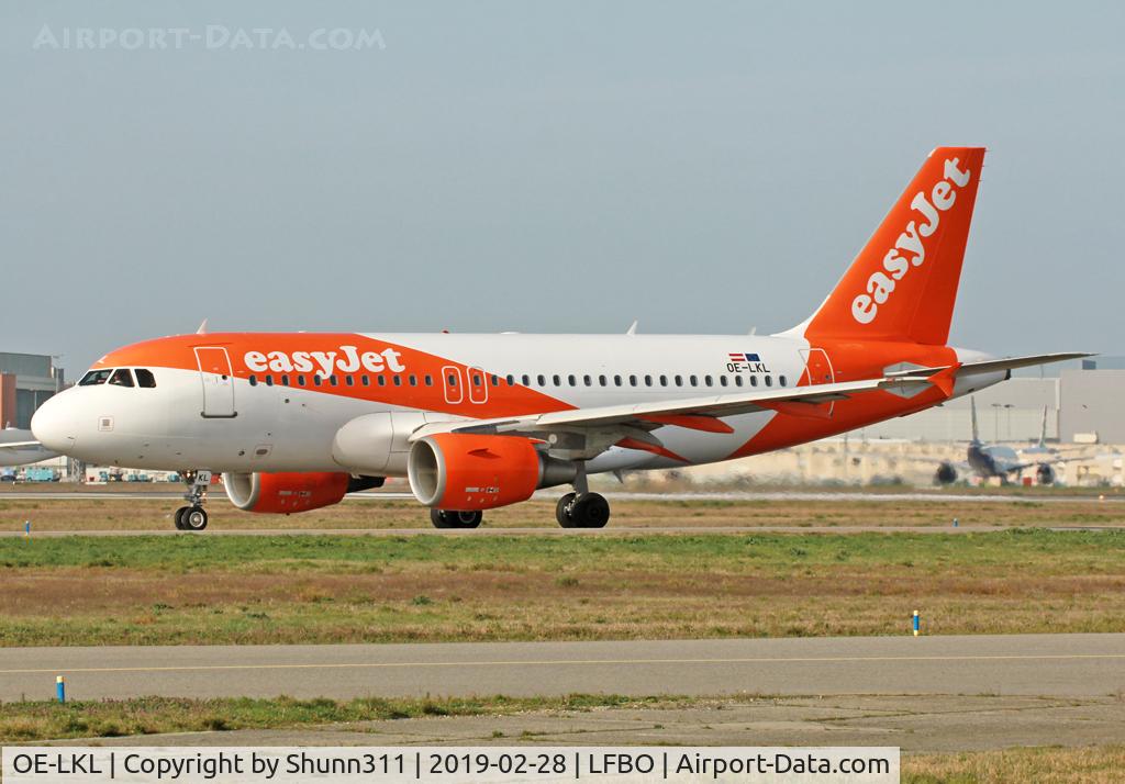 OE-LKL, 2009 Airbus A319-111 C/N 4048, Taxiing holding point rwy 32R for departure...
