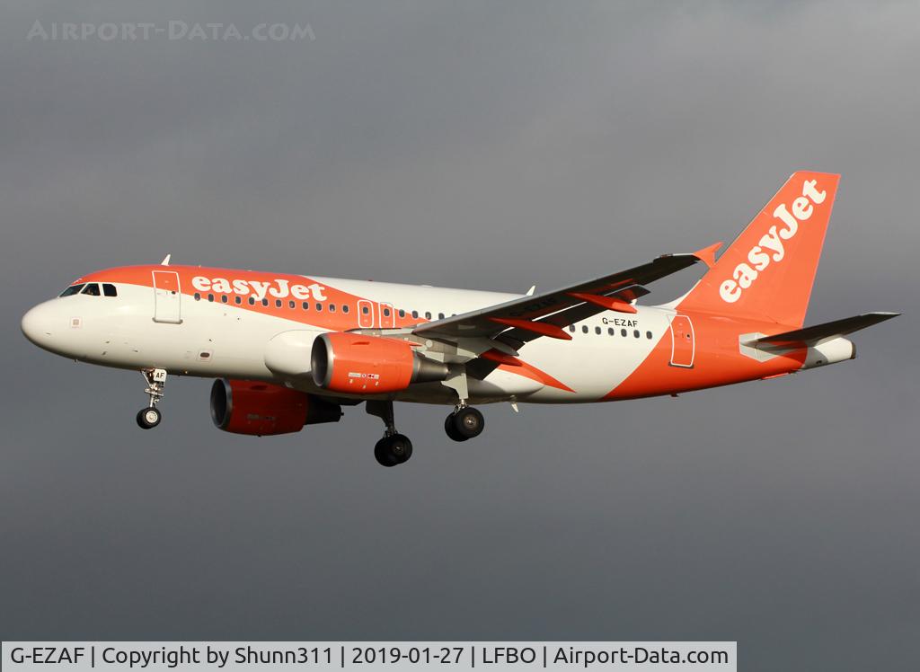 G-EZAF, 2006 Airbus A319-111 C/N 2715, Landing rwy 32L in new c/s