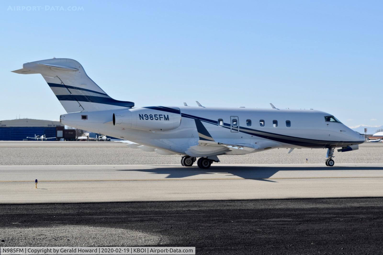 N985FM, 2006 Bombardier Challenger 300 (BD-100-1A10) C/N 20113, Taxiing on Alpha.