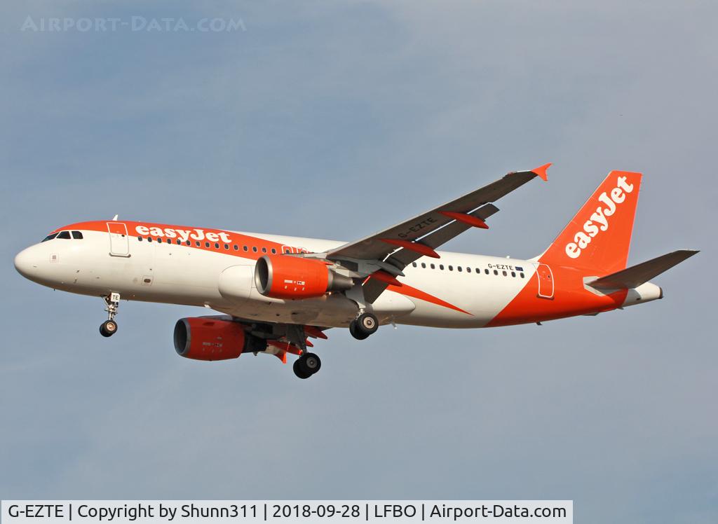 G-EZTE, 2009 Airbus A320-214 C/N 3913, Landing rwy 32L in new c/s