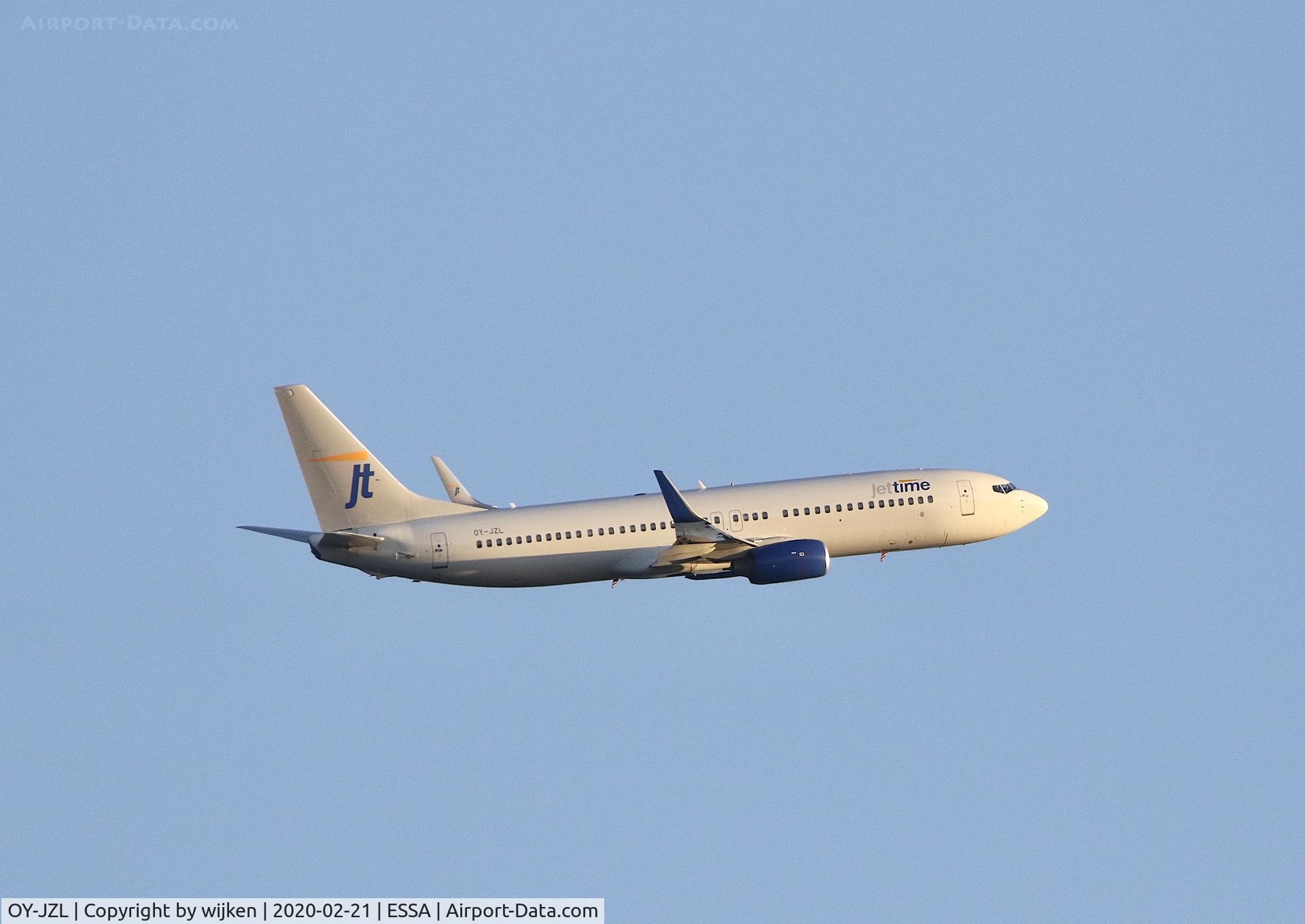 OY-JZL, 2003 Boeing 737-804 C/N 32904, RWY 19R