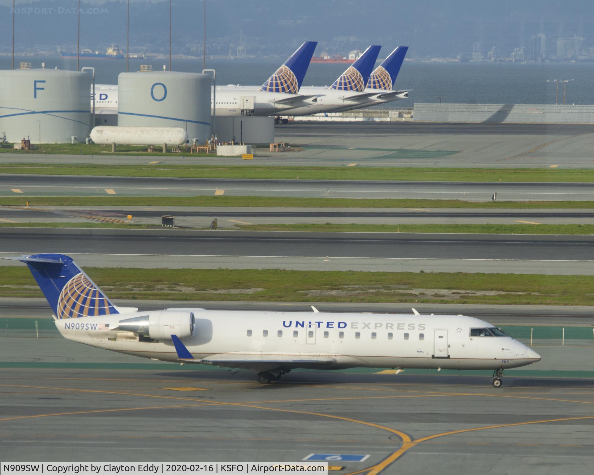 N909SW, 2001 Bombardier CRJ-200LR (CL-600-2B19) C/N 7558, Sky Terrace parked 777's due to Coronavirus SFO 2020.