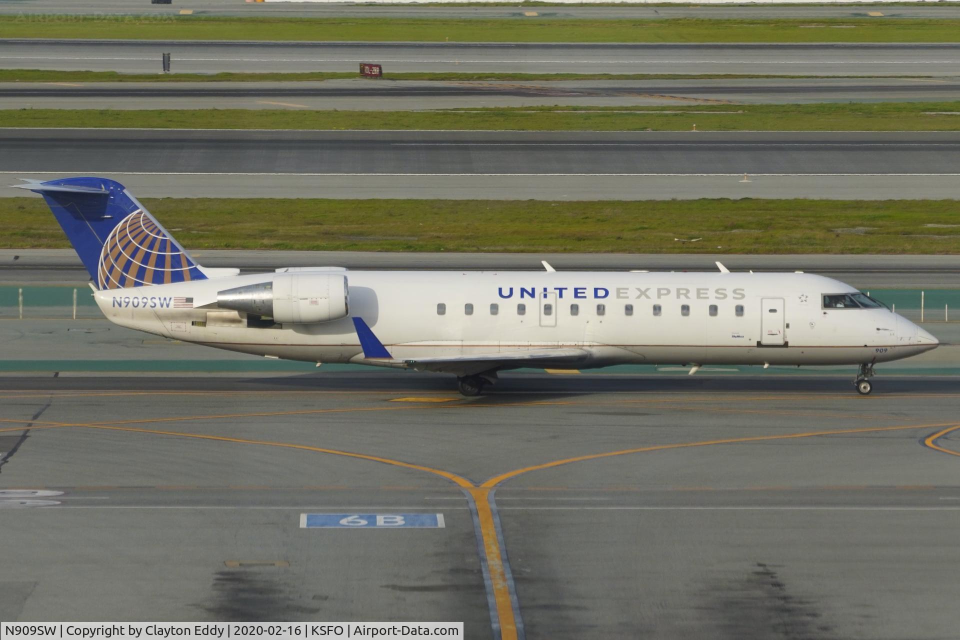 N909SW, 2001 Bombardier CRJ-200LR (CL-600-2B19) C/N 7558, Sky Terrace SFO 2020.