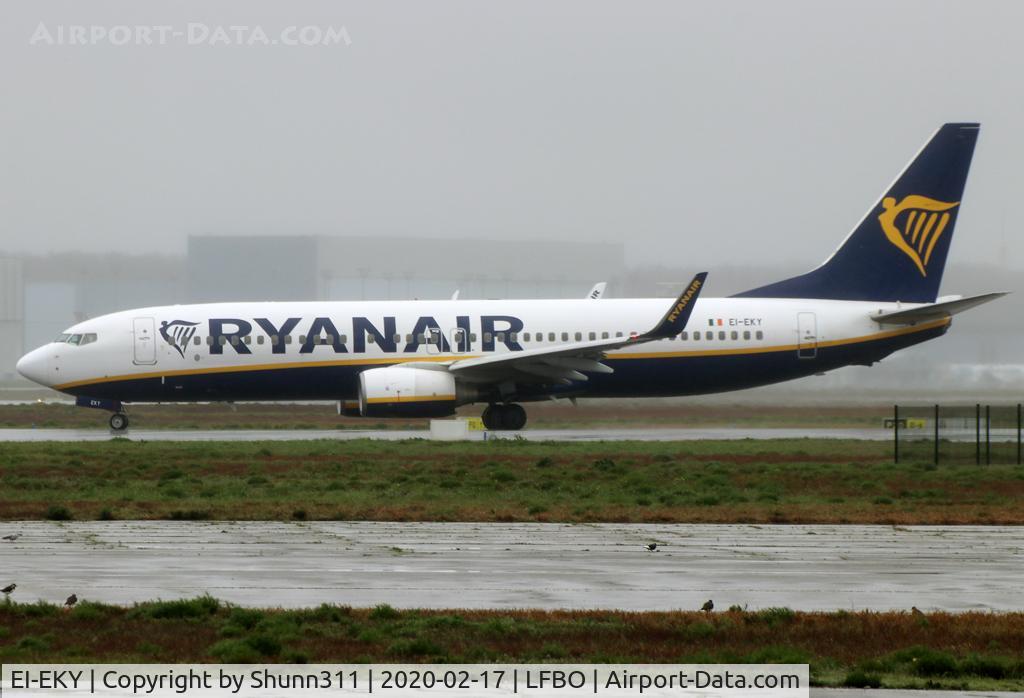 EI-EKY, 2010 Boeing 737-8AS C/N 35031, Lining up rwy 32R from November 2 for departure...