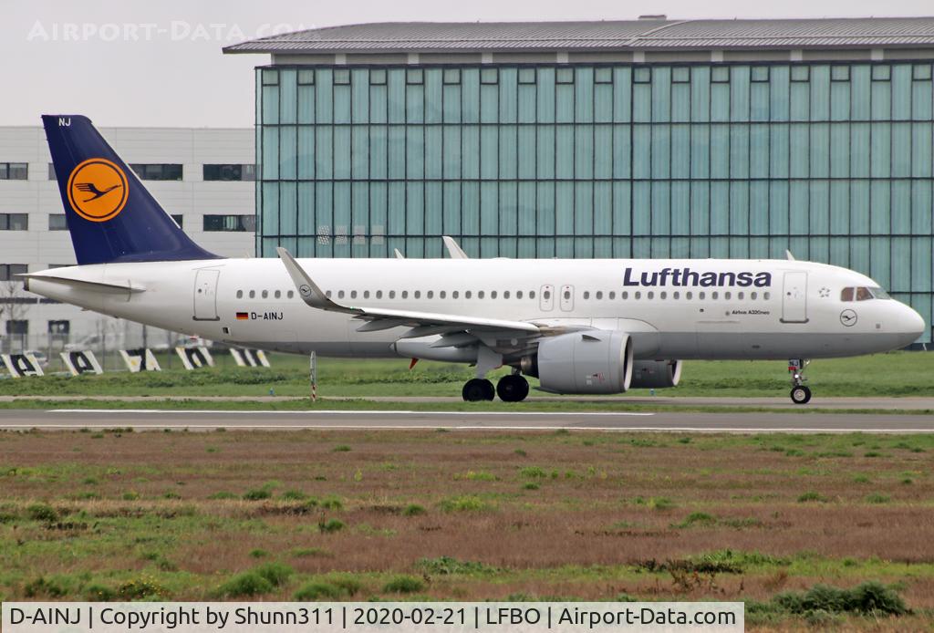 D-AINJ, 2017 Airbus A320-271N C/N 7735, Taxiing holding point rwy 32R for departure