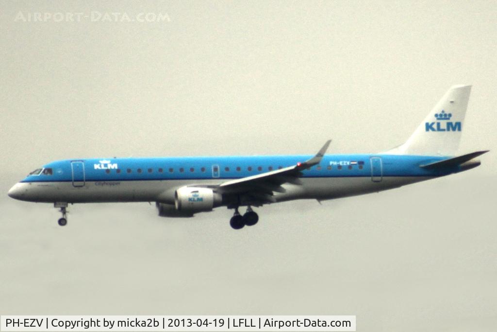 PH-EZV, 2012 Embraer 190LR (ERJ-190-100LR) C/N 19000528, Landing