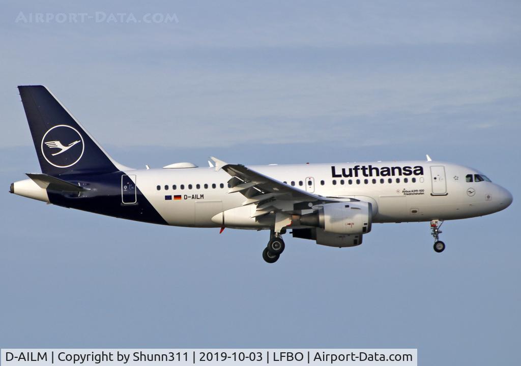 D-AILM, 1997 Airbus A319-114 C/N 694, Landing rwy 32L in new c/s