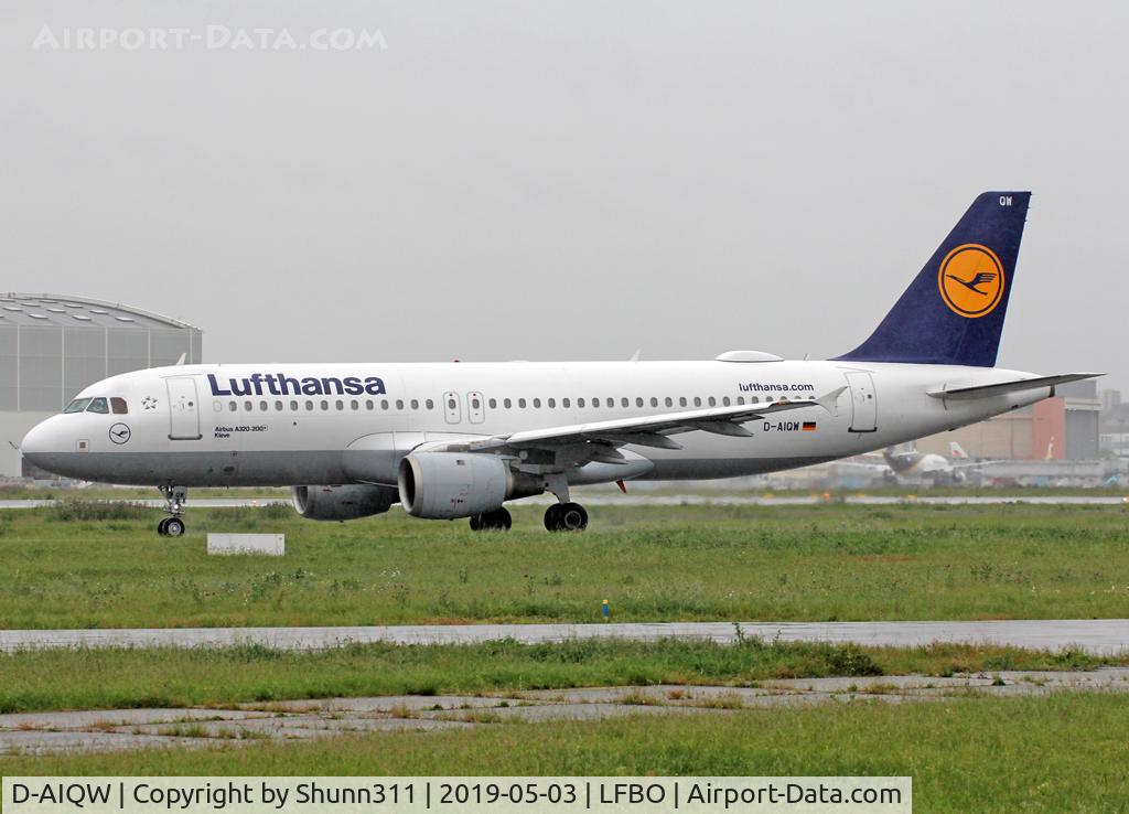 D-AIQW, 2000 Airbus A320-211 C/N 1367, Taxiing holding point rwy 32R for departure... Wifi pod mounted...