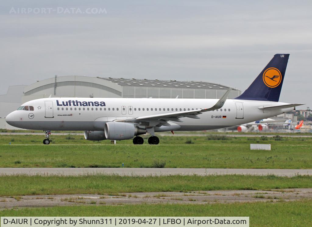D-AIUR, 2015 Airbus A320-214 C/N 6985, Taxiing holding point rwy 32R for departure...