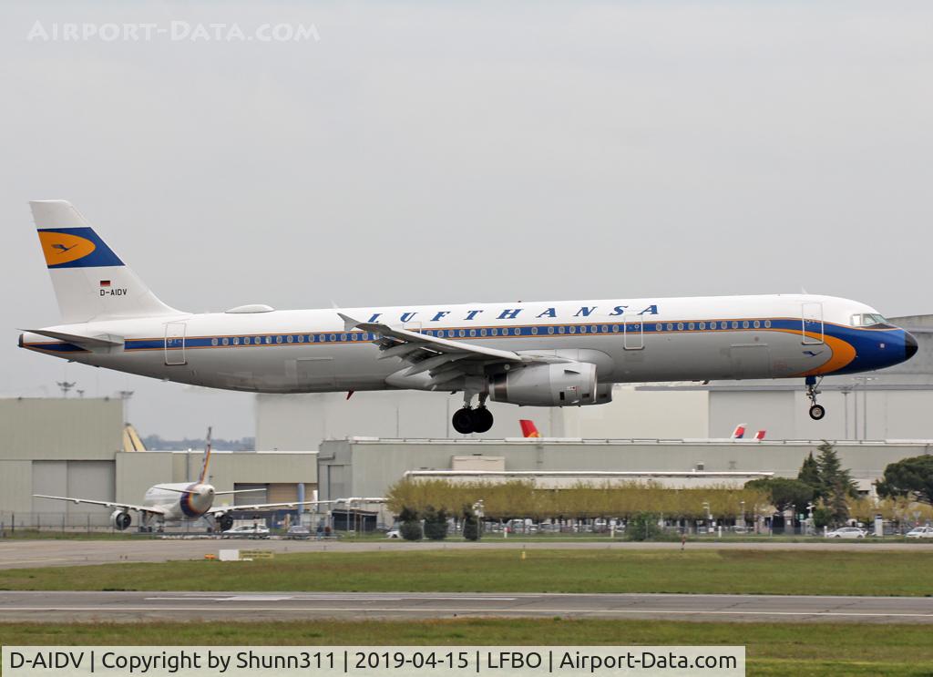 D-AIDV, 2012 Airbus A321-231 C/N 5413, Landing rwy 14R in Retro c/s