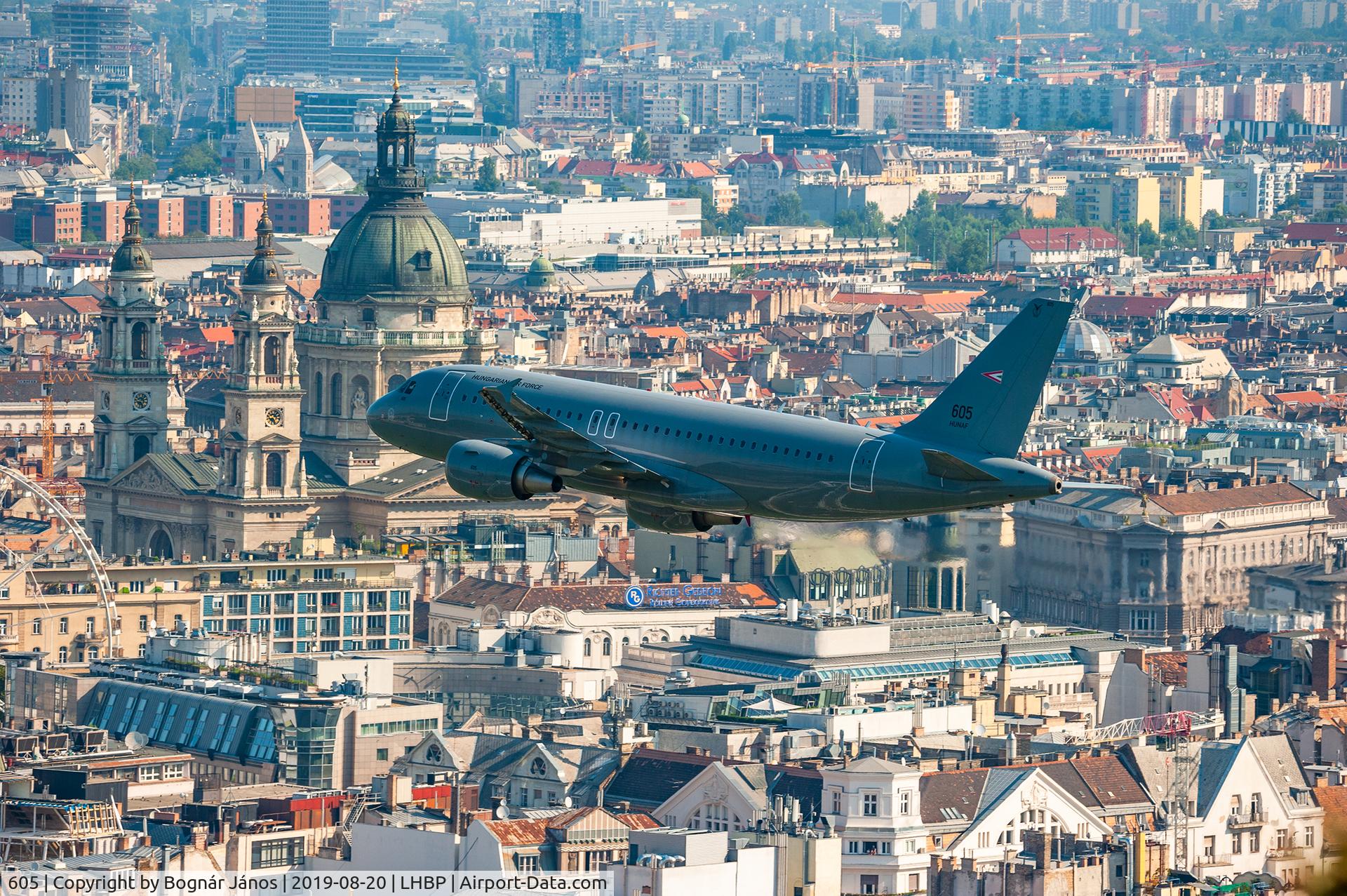 605, 2009 Airbus A319-112 C/N 3865, Over river Duna in Budapest