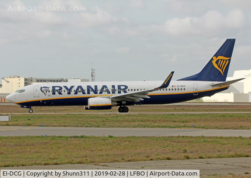 EI-DCG, 2004 Boeing 737-8AS C/N 33805, Taxiing holding point rwy 32R for departure...