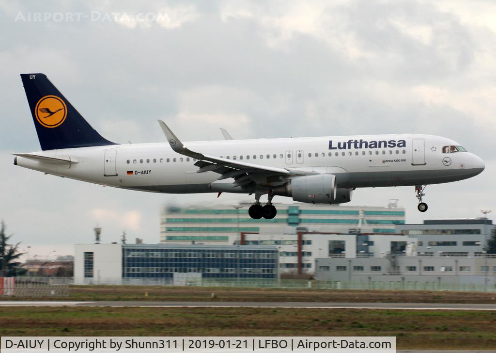 D-AIUY, 2016 Airbus A320-214 C/N 7355, Landing rwy 32R