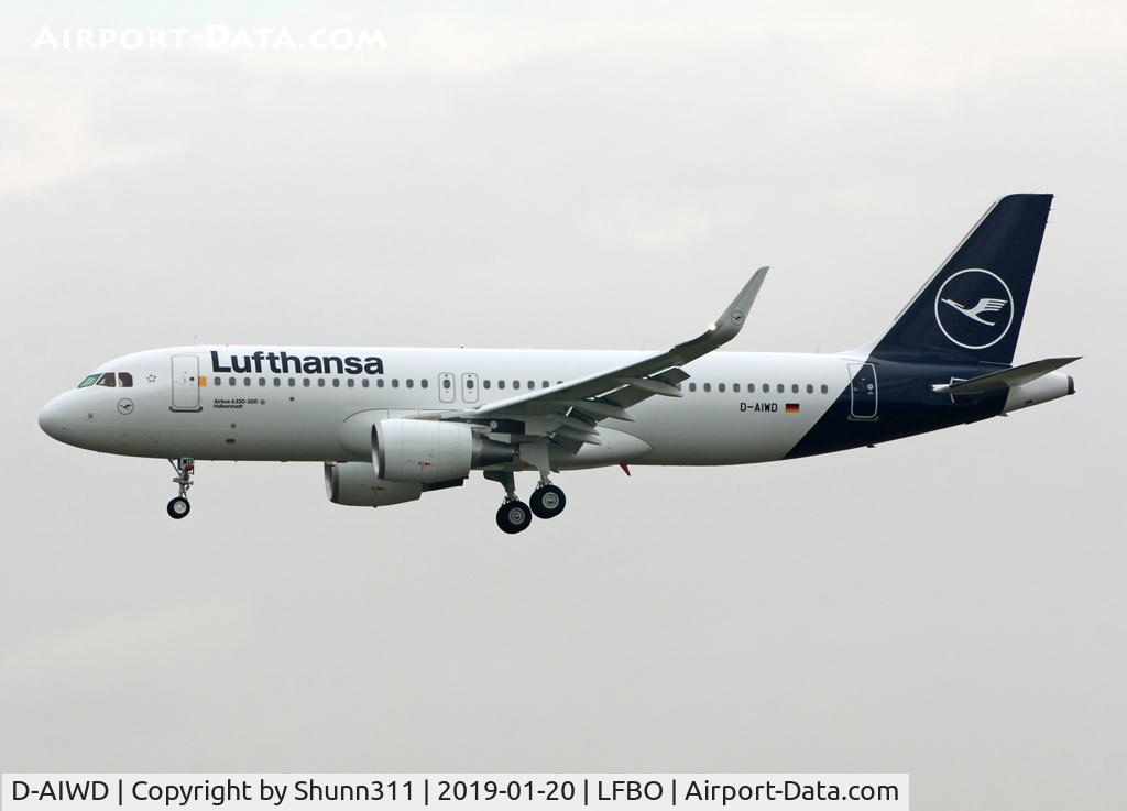 D-AIWD, 2018 Airbus A320-214 C/N 8672, Landing rwy 32R in new c/s