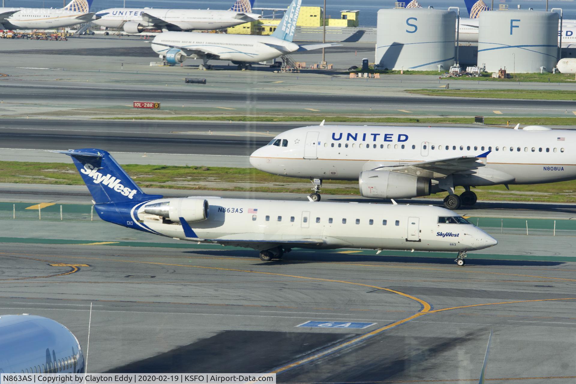 N863AS, 2001 Bombardier CRJ-200ER (CL-600-2B19) C/N 7487, Sky Terrace SFO 2020.