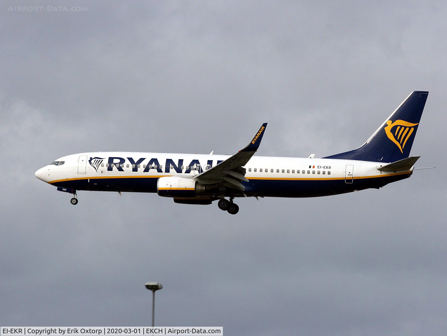 EI-EKR, 2010 Boeing 737-8AS C/N 38503, EI-EKR landing rw 22L