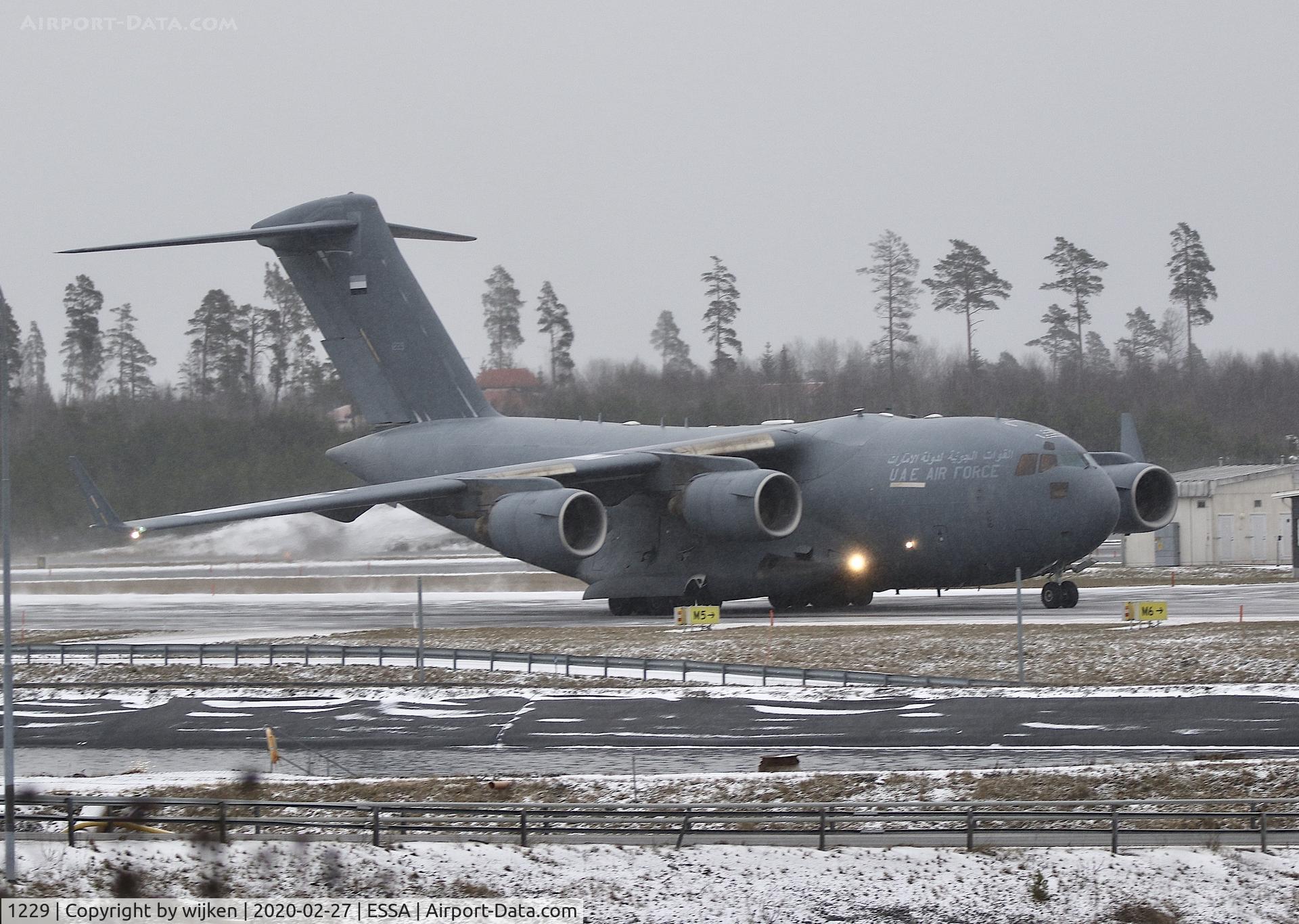 1229, Boeing C-17A Globemaster III C/N F276, Taxing to Ramp M