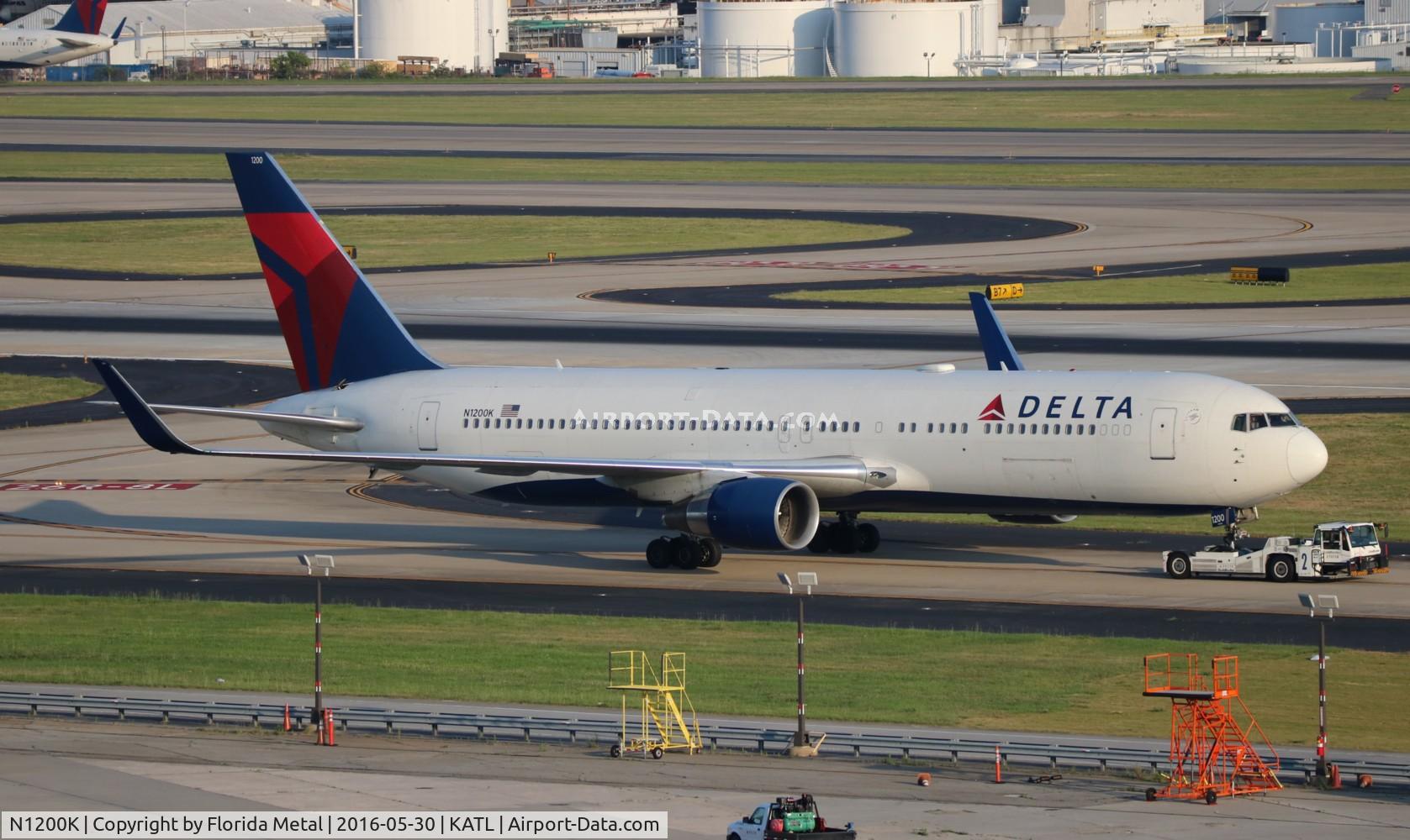 N1200K, 1998 Boeing 767-332 C/N 28457, Delta