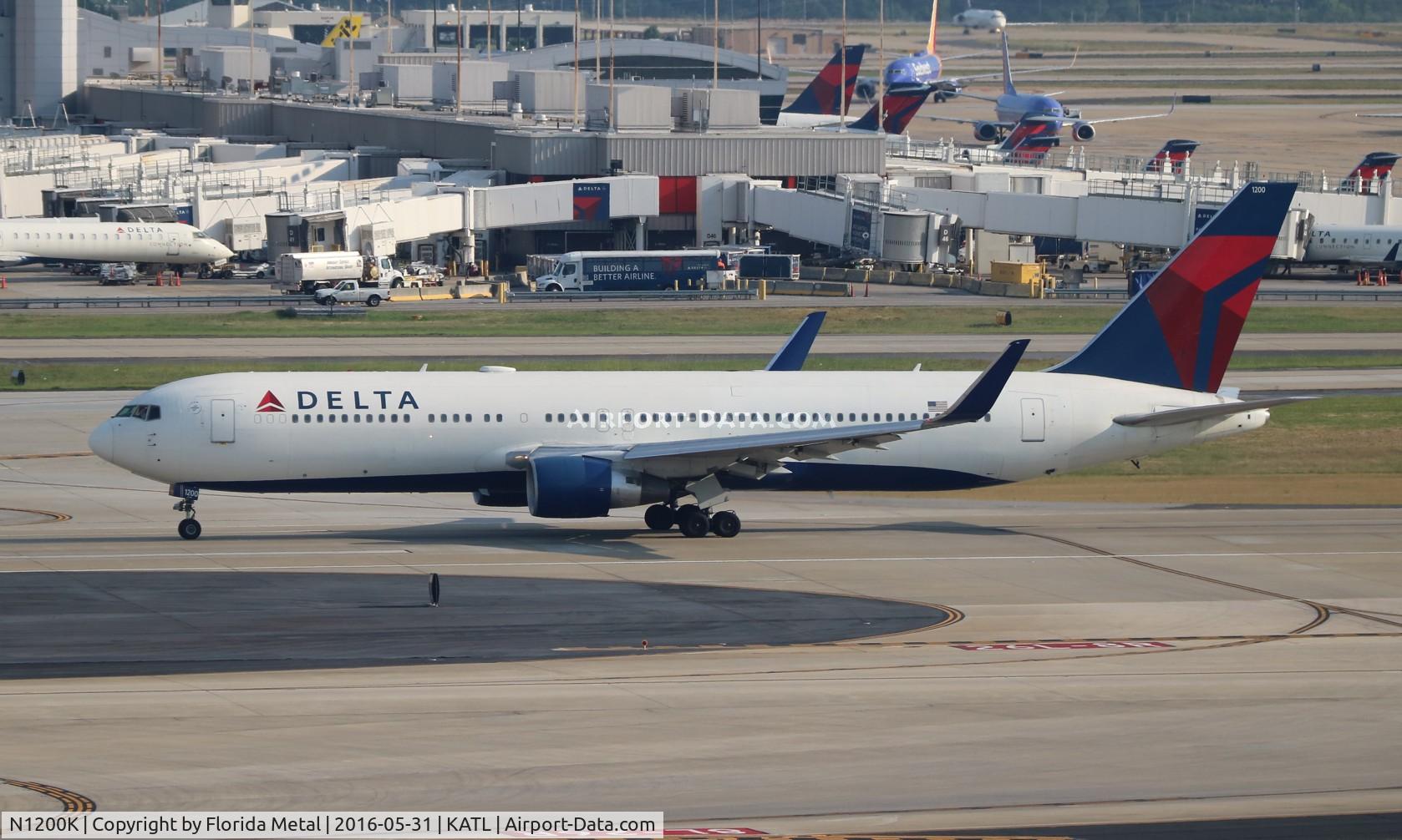 N1200K, 1998 Boeing 767-332 C/N 28457, Delta