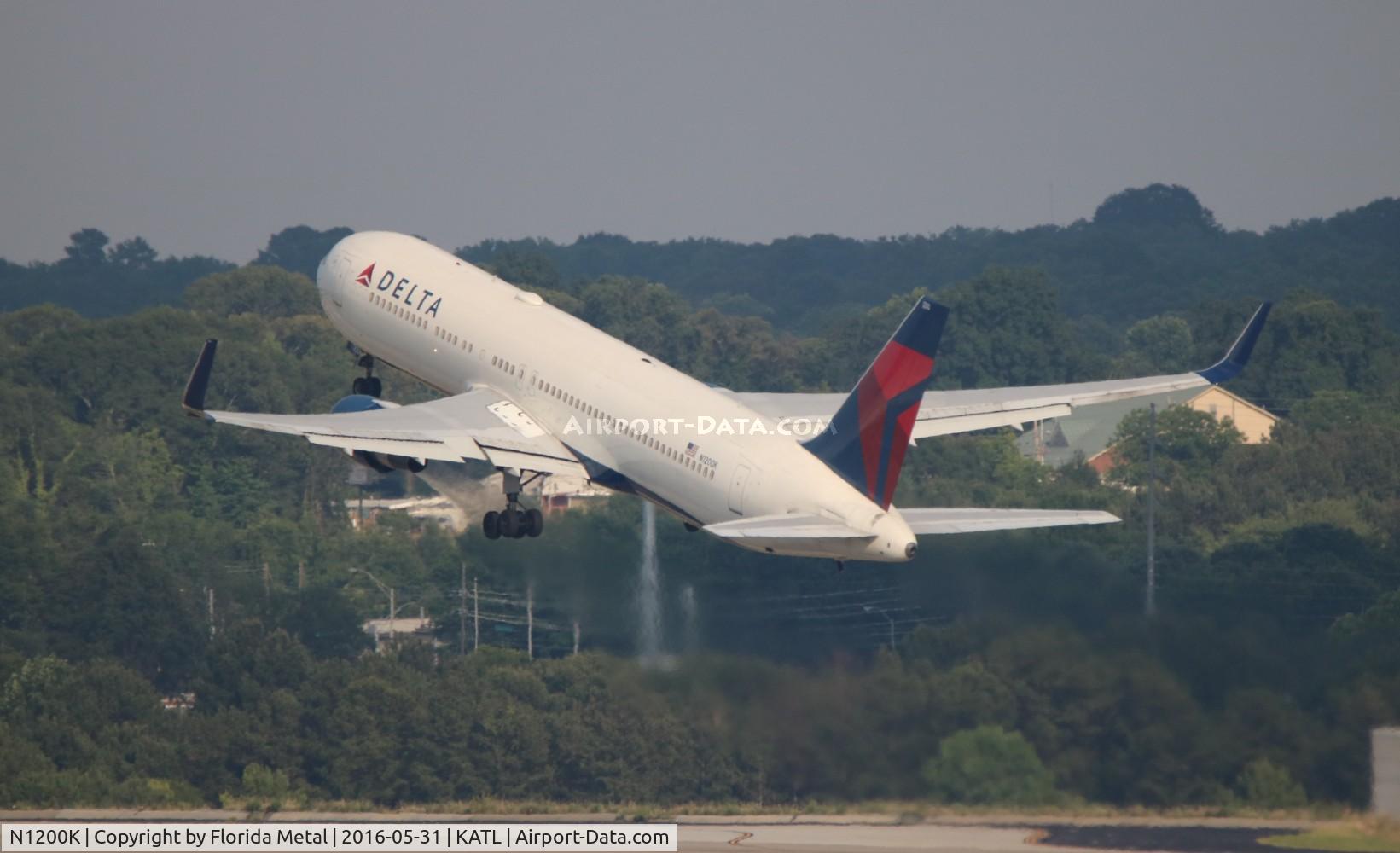 N1200K, 1998 Boeing 767-332 C/N 28457, Delta