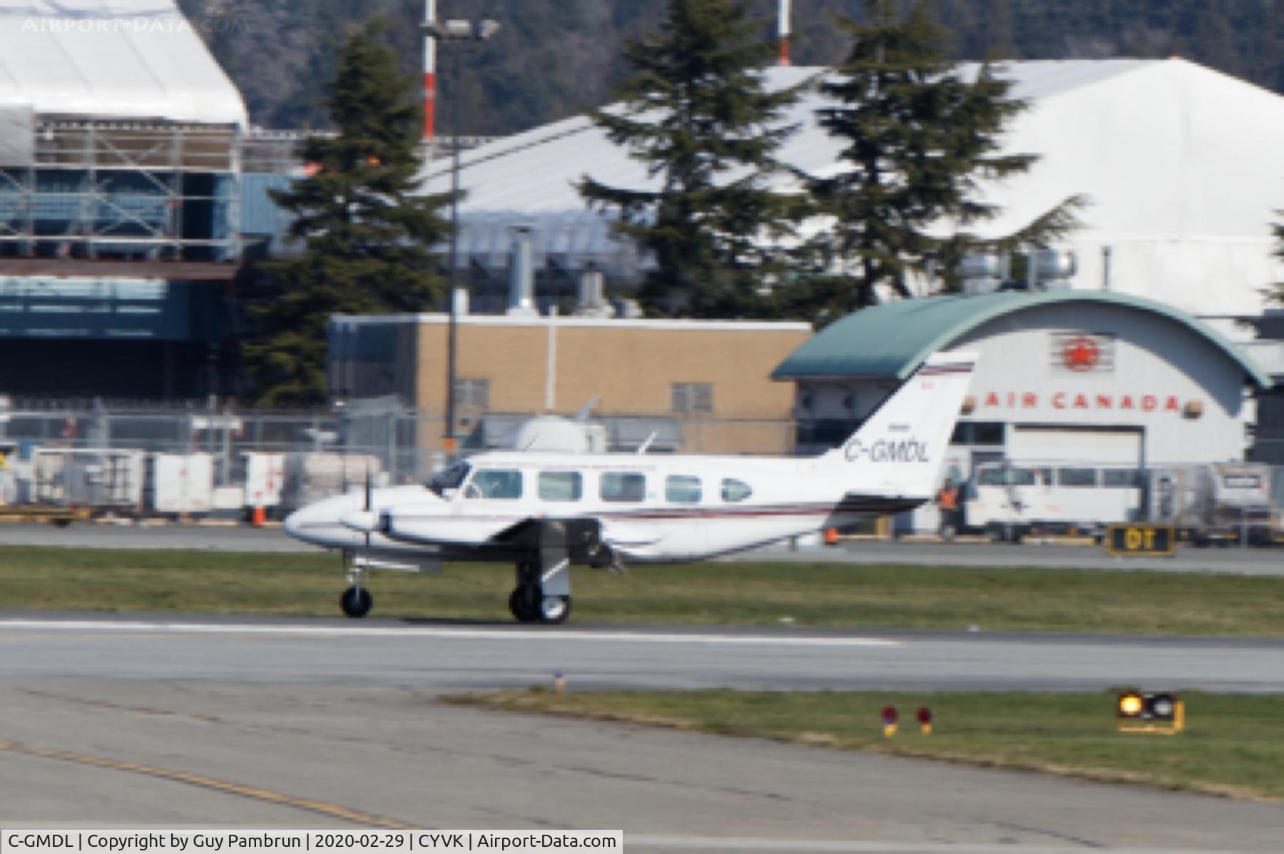 C-GMDL, 1975 Piper PA-31-325 Navajo C/R C/N 31-7512033, Landing