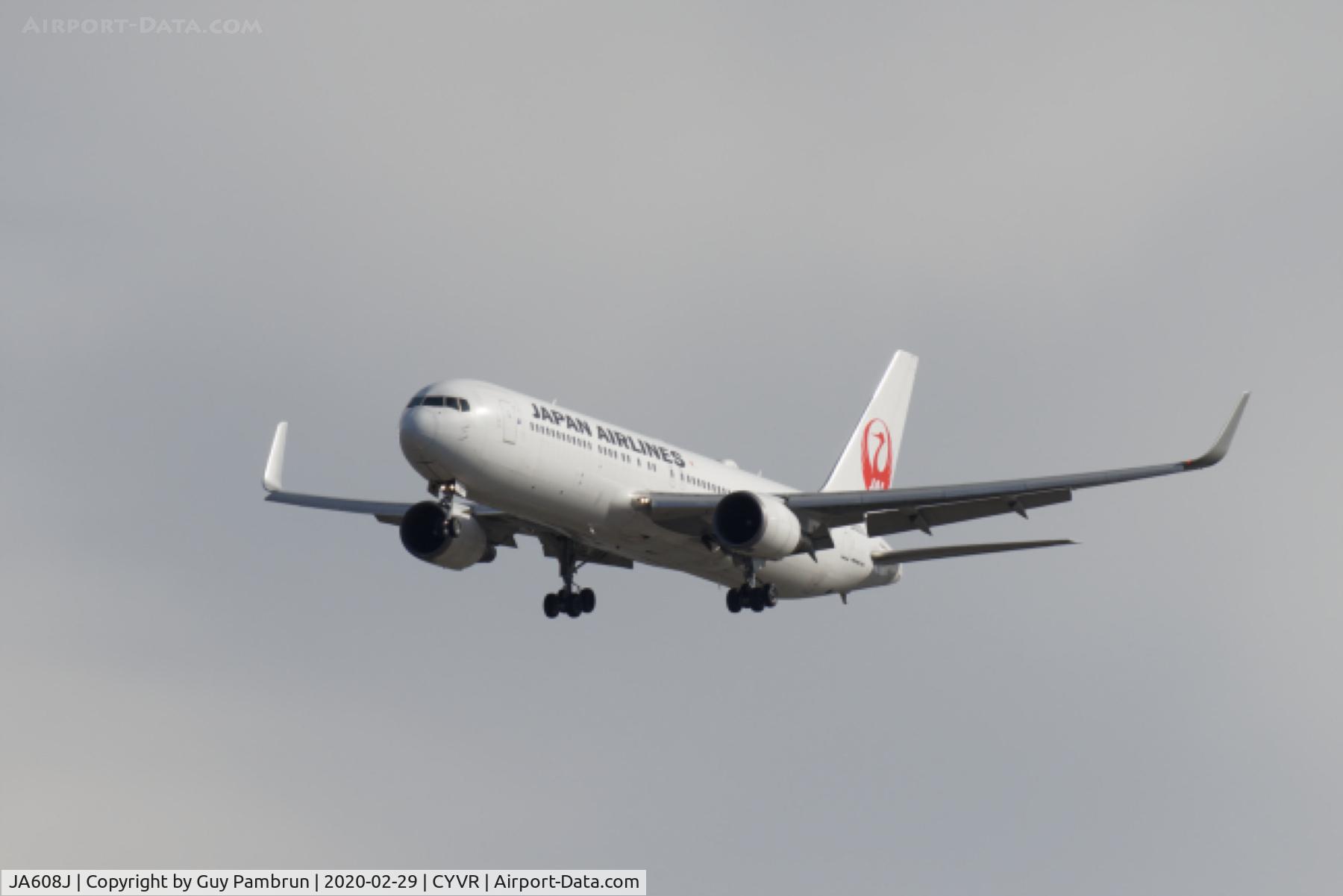 JA608J, 2004 Boeing 767-346/ER C/N 33497, Landing