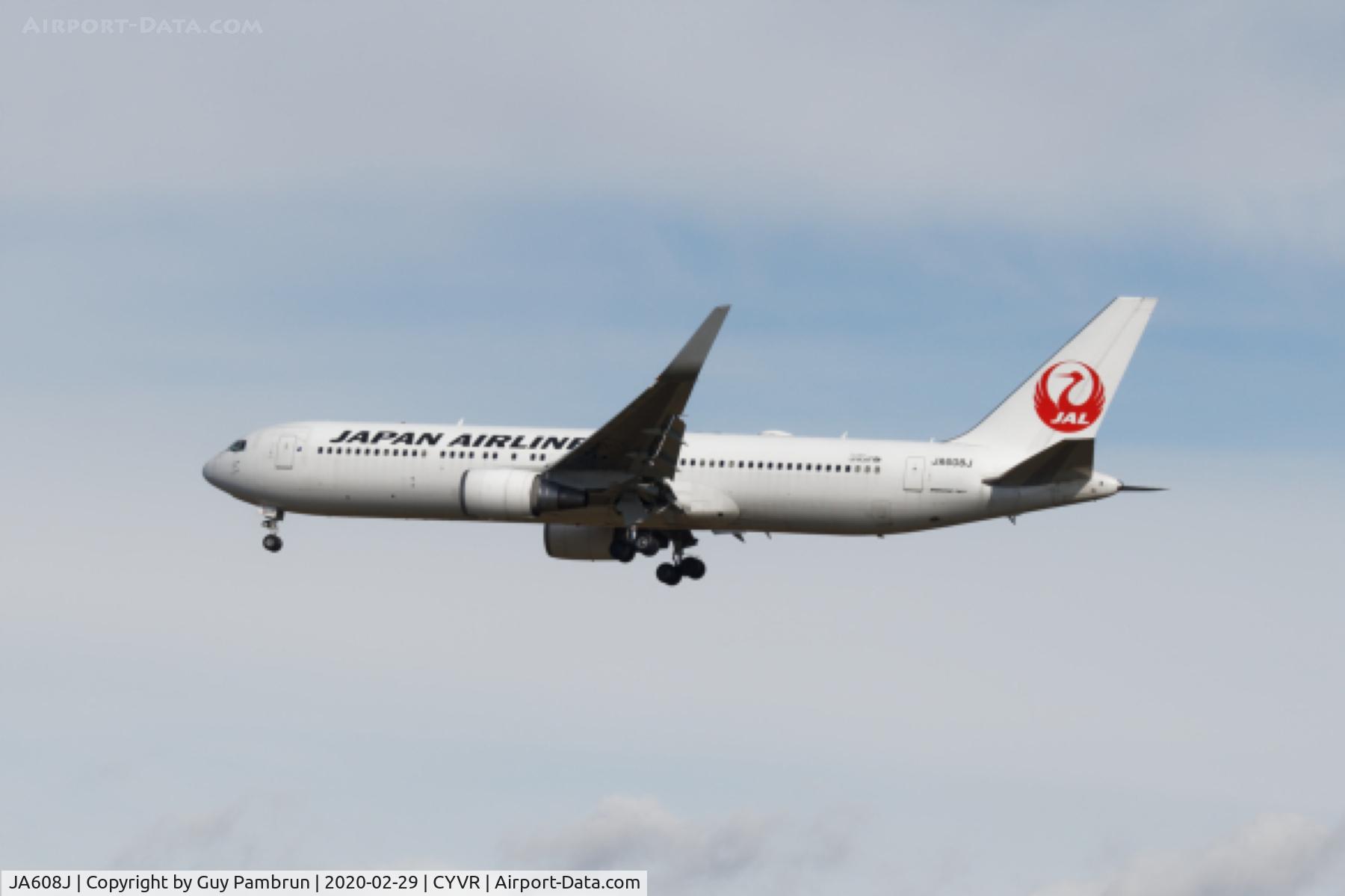 JA608J, 2004 Boeing 767-346/ER C/N 33497, Landing