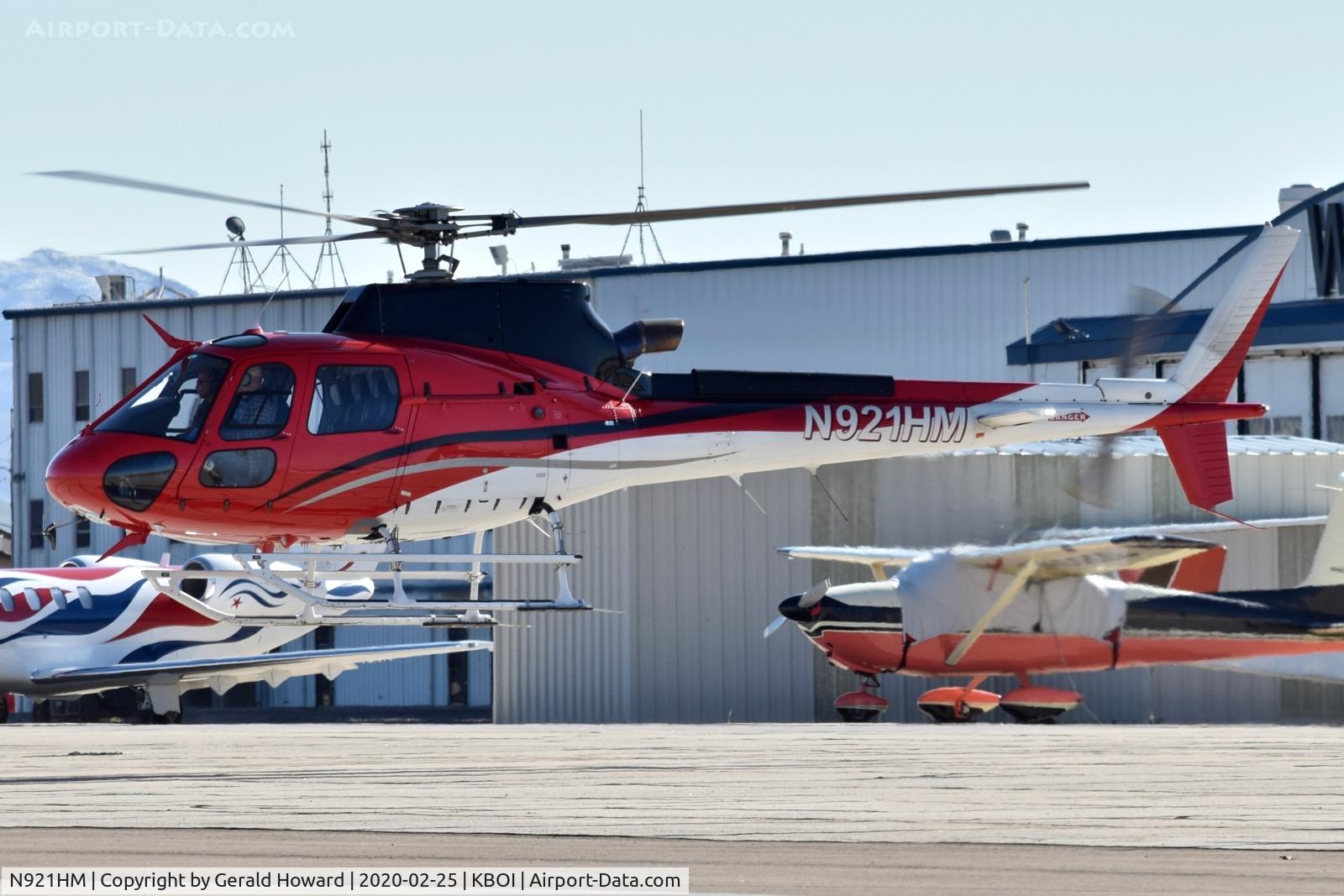 N921HM, 2015 Airbus Helicopters AS-350B-3 Ecureuil C/N 7981, Taxiing from parking.