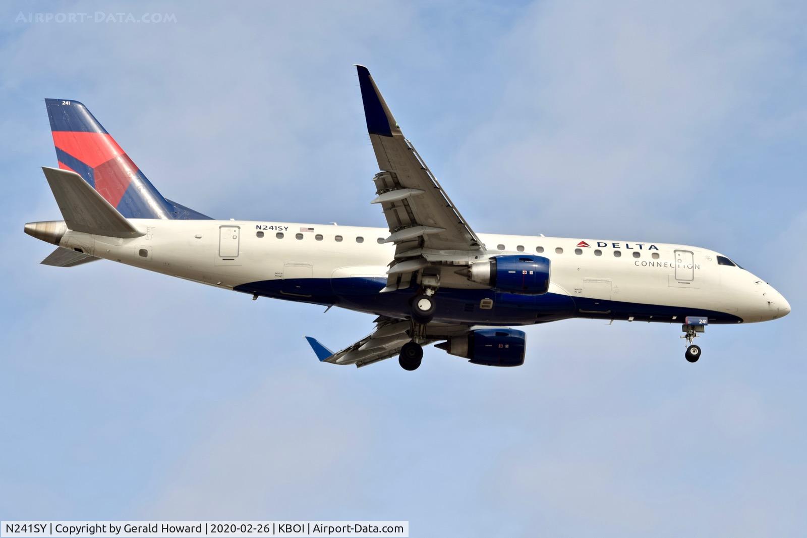 N241SY, 2016 Embraer 175LR (ERJ-170-200LR) C/N 17000585, Landing 10L.