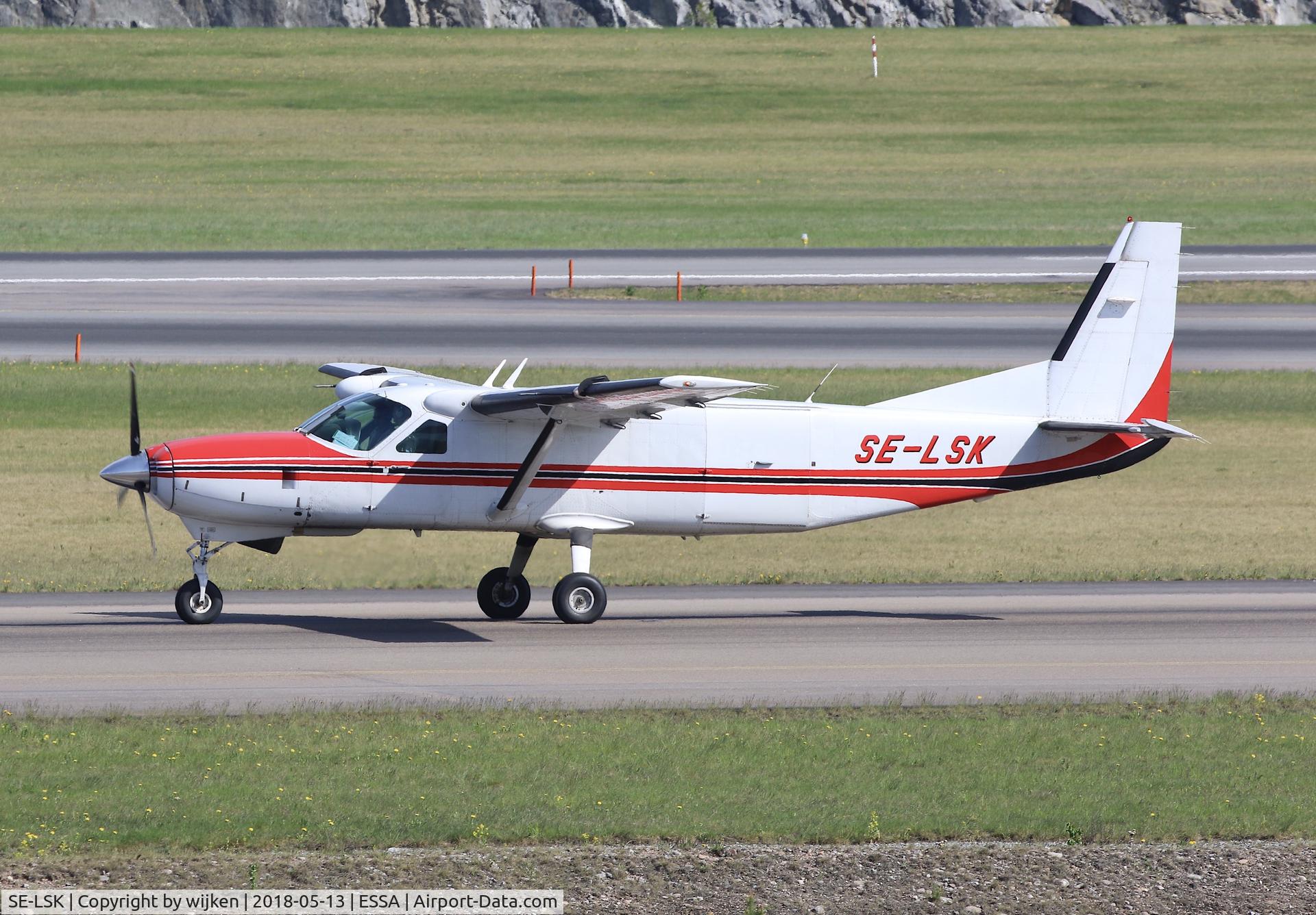 SE-LSK, 2003 Cessna 208B  Grand Caravan C/N 208B1012, Taxiway W
