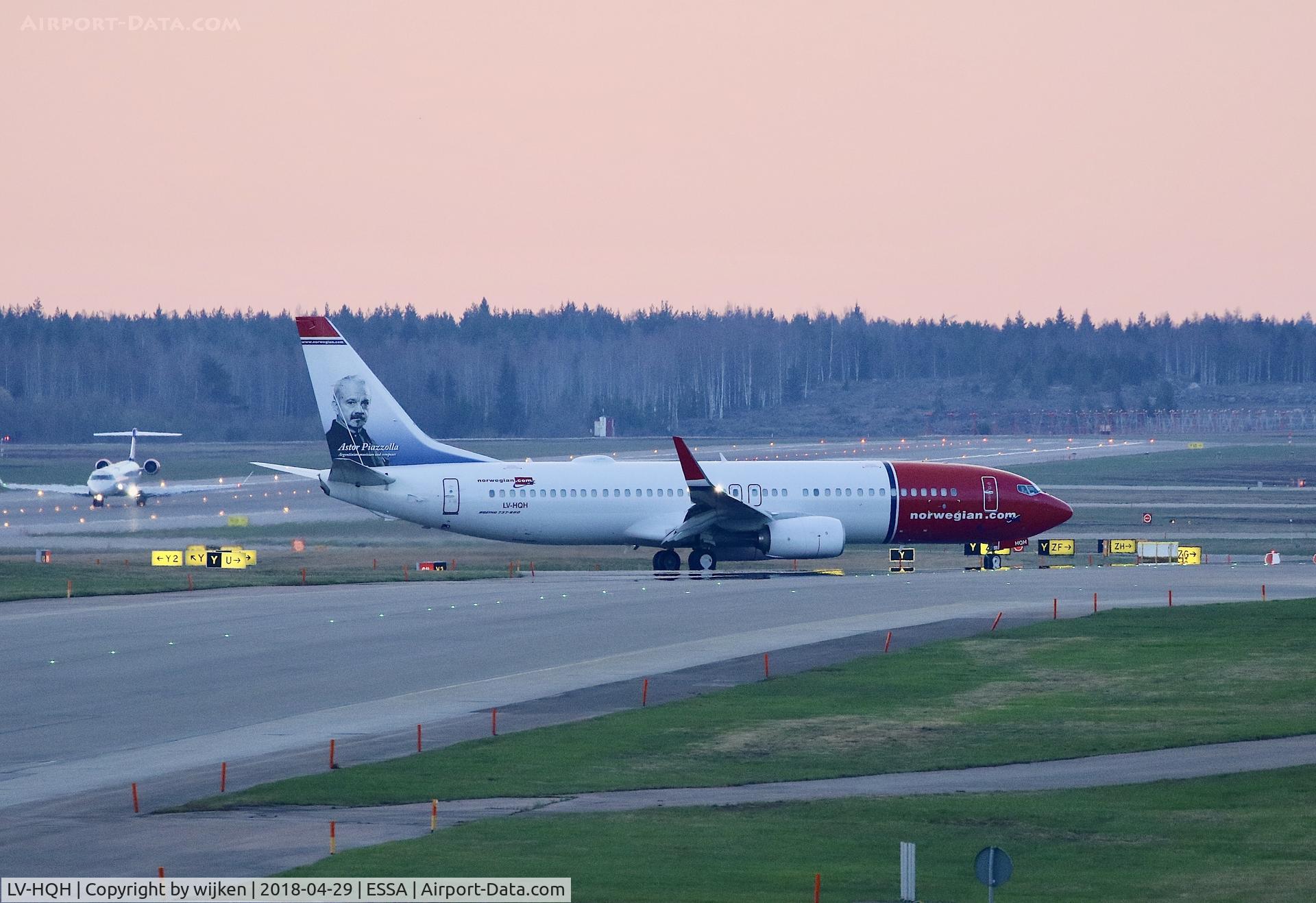 LV-HQH, 2017 Boeing 737-800 C/N 42278, RWY 19R