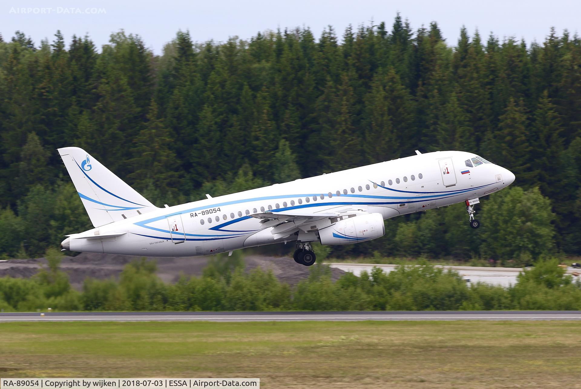 RA-89054, 2015 Sukhoi SuperJet 100-95LR C/N 95092, RWY 08