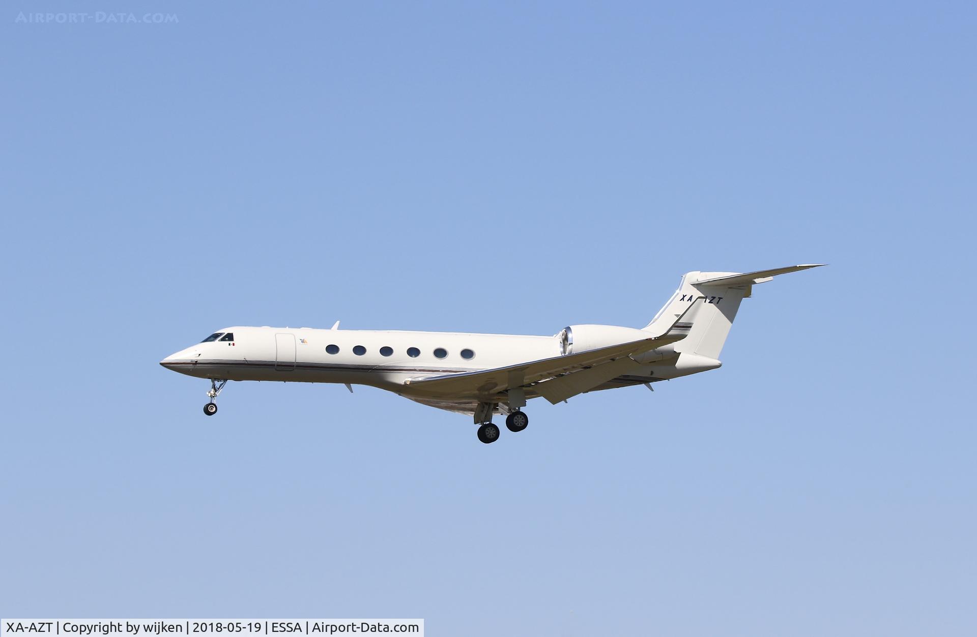 XA-AZT, 1998 Gulfstream Aerospace GV C/N 554, RWY 19L