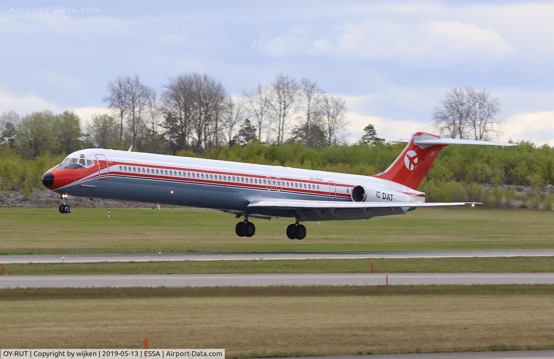 OY-RUT, 1991 McDonnell Douglas MD-82 (DC-9-82) C/N 49902, RWY 01R