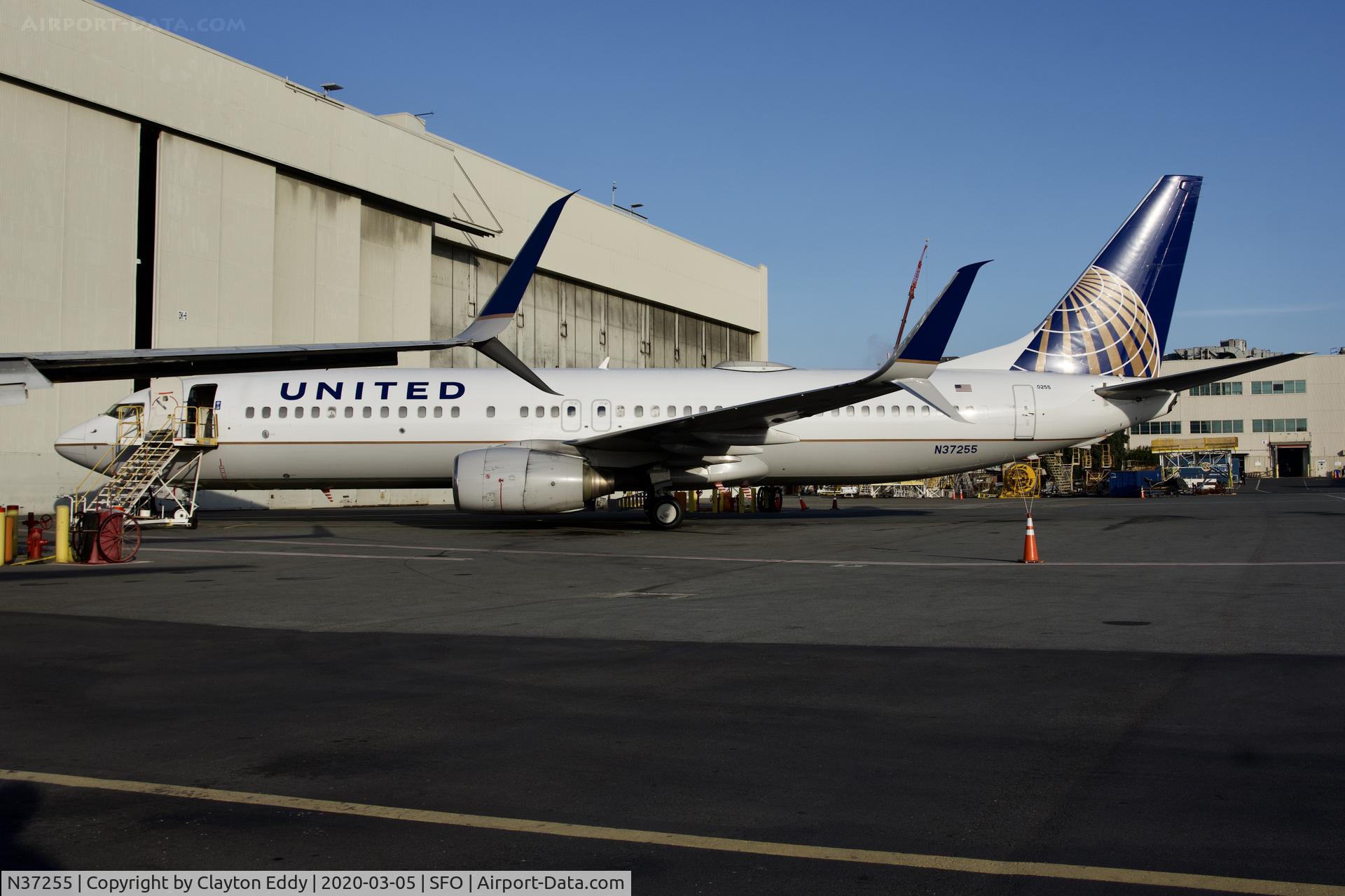 N37255, 2000 Boeing 737-824 C/N 30610, SFO 2020.