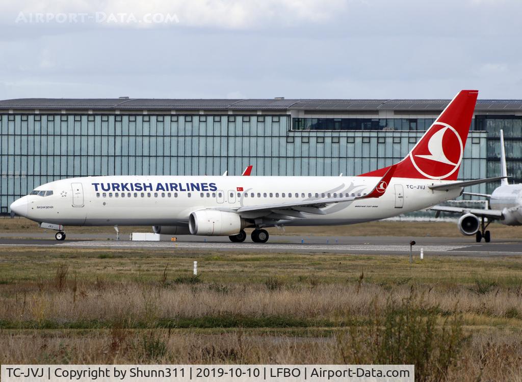 TC-JVJ, 2016 Boeing 737-8F2 C/N 60015, Lining up rwr 32R for departure...