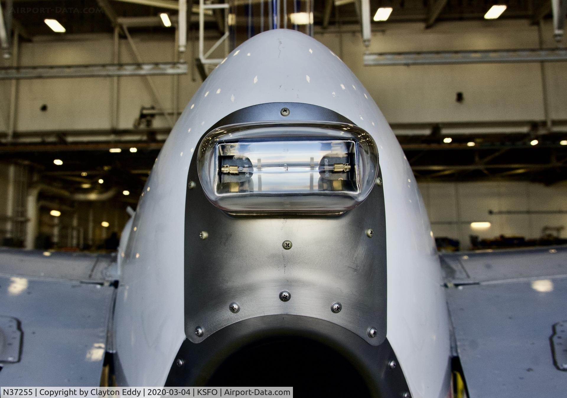 N37255, 2000 Boeing 737-824 C/N 30610, Tail strobe light SFO 2020.