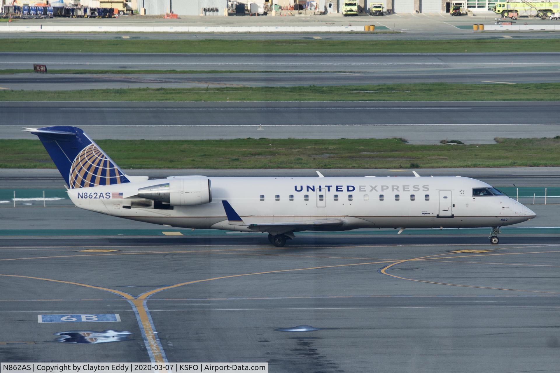 N862AS, 2001 Bombardier CRJ-200ER (CL-600-2B19) C/N 7476, Sky Terrace SFO 2020.