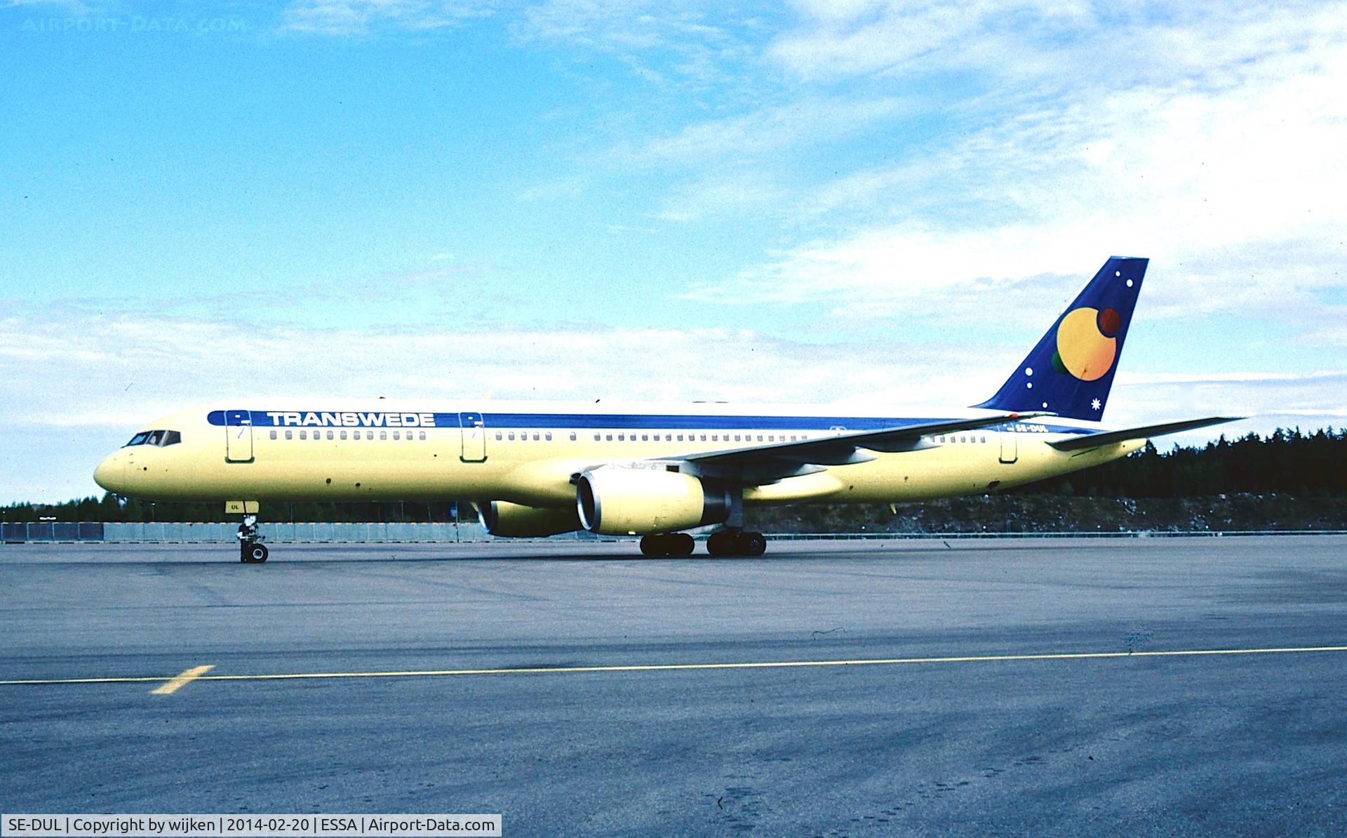 SE-DUL, 1992 Boeing 757-2Y0/F C/N 26151, Taxing to gate 17