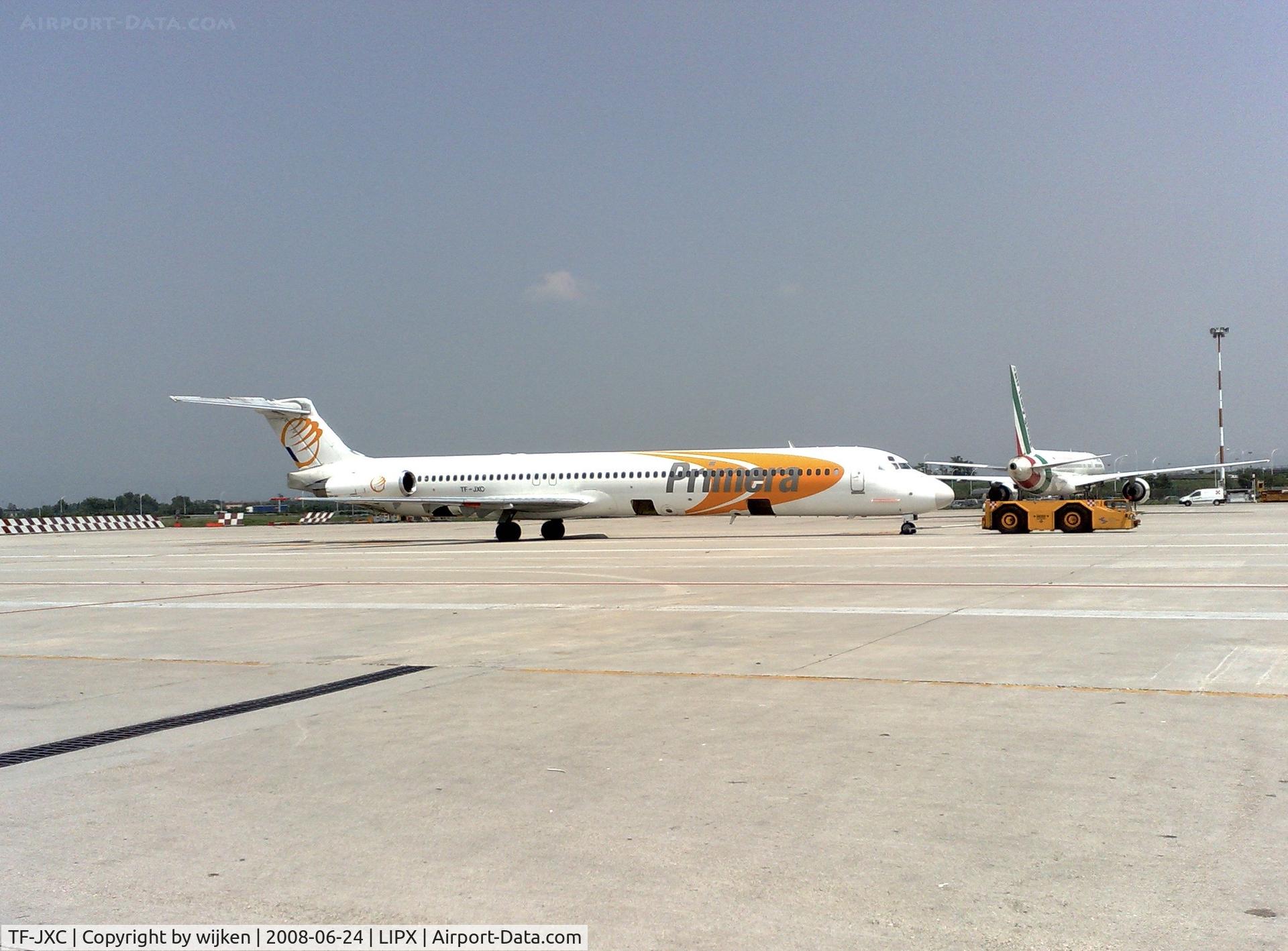 TF-JXC, 1989 McDonnell Douglas MD-83 (DC-9-83) C/N 49627, Towing