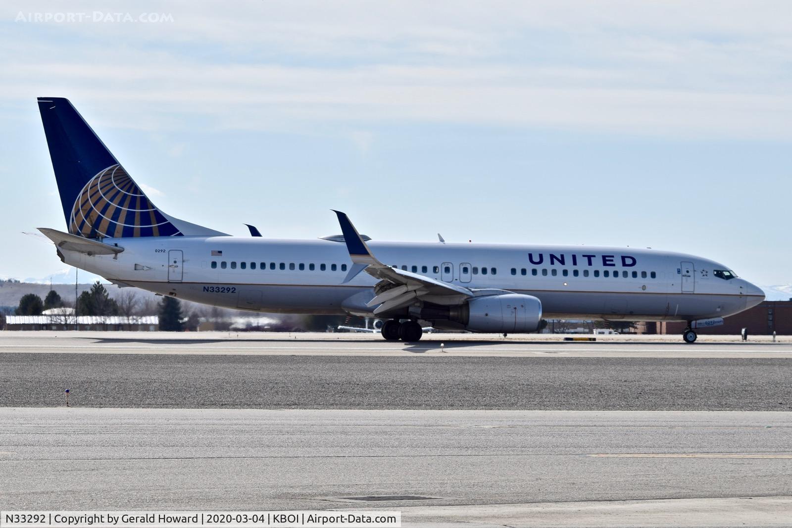 N33292, 2004 Boeing 737-824 C/N 33455, Landing 28R.