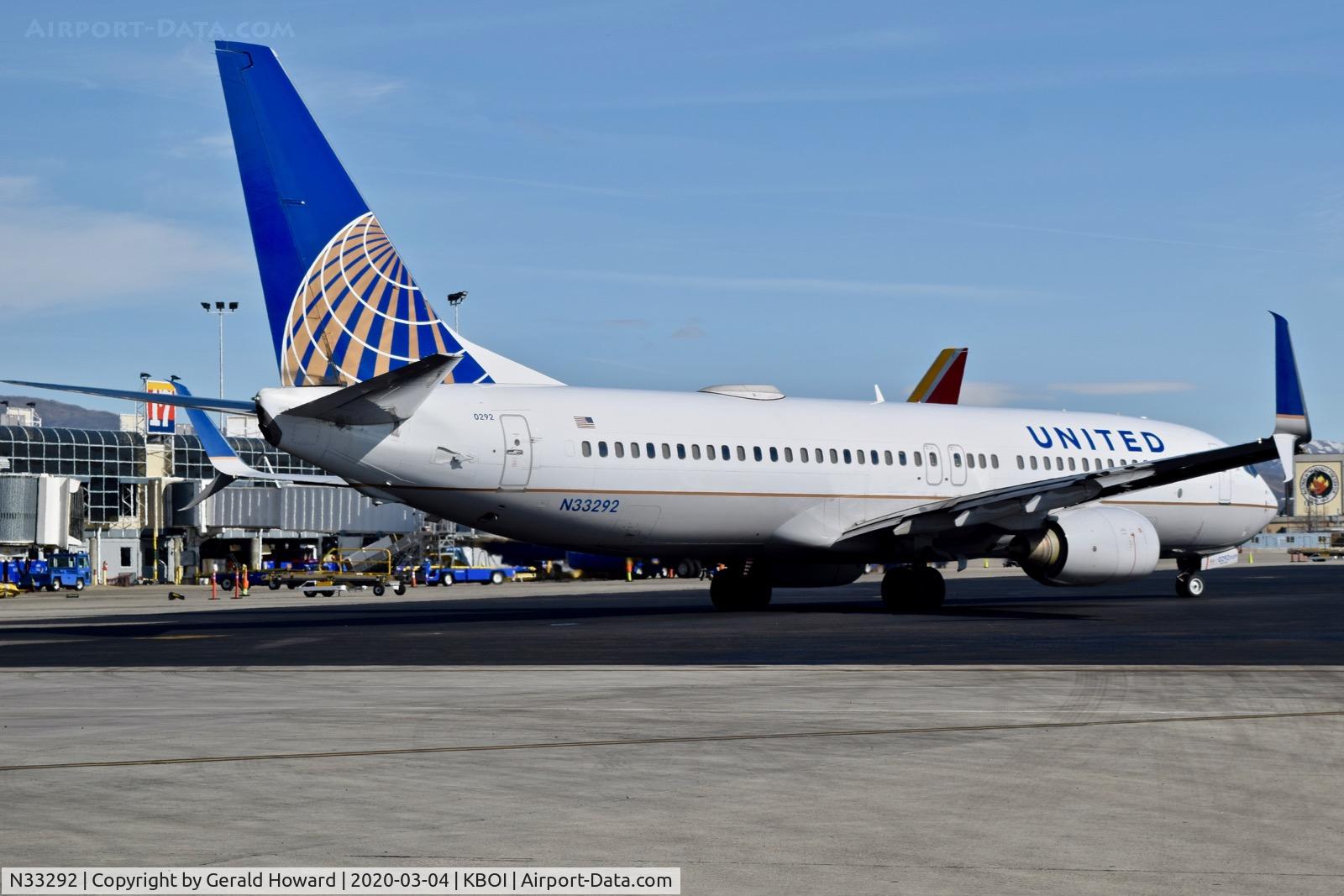 N33292, 2004 Boeing 737-824 C/N 33455, Push back from the gate.