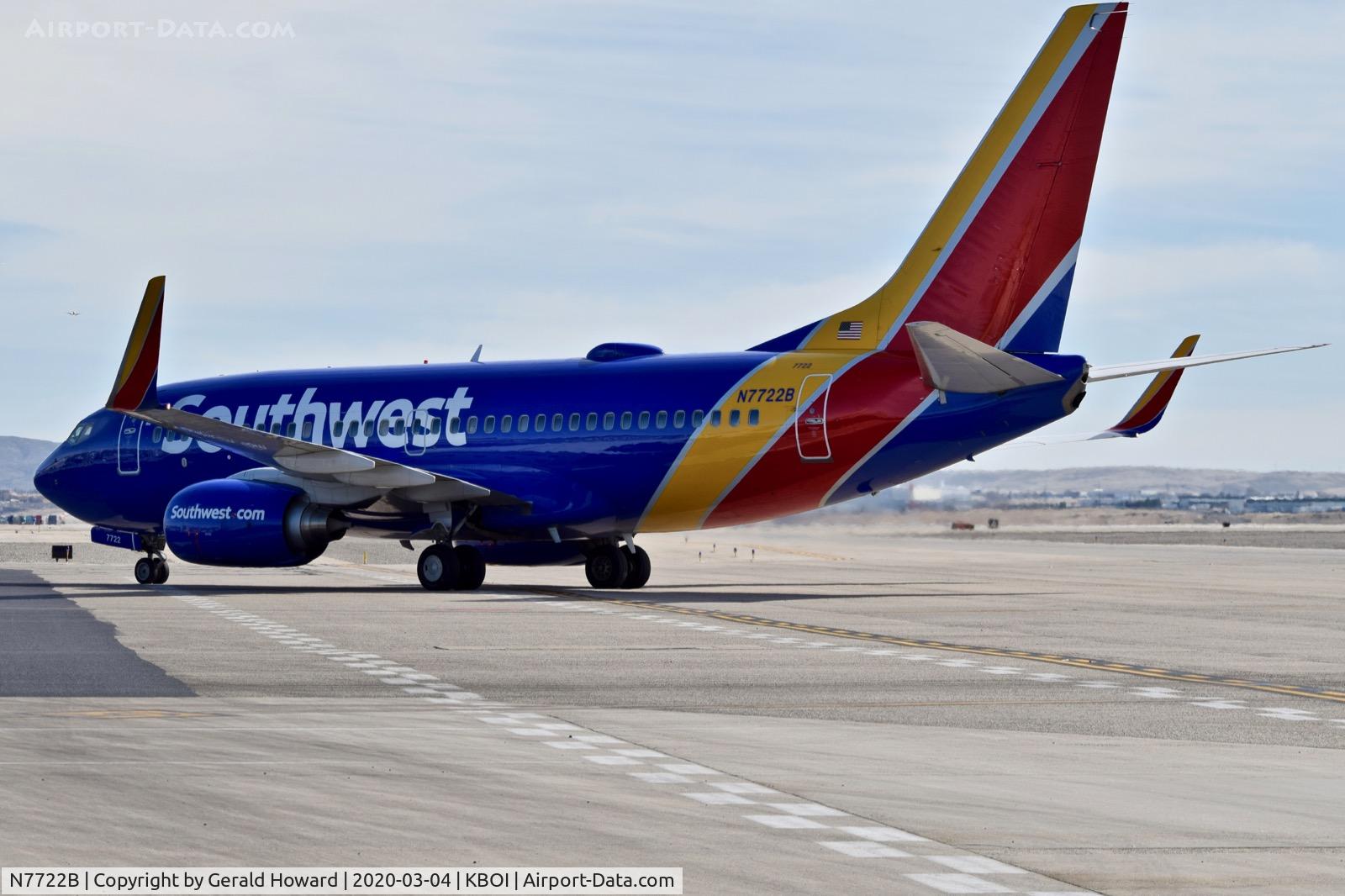 N7722B, 2006 Boeing 737-76N C/N 32668, Taxiing to the gate.
