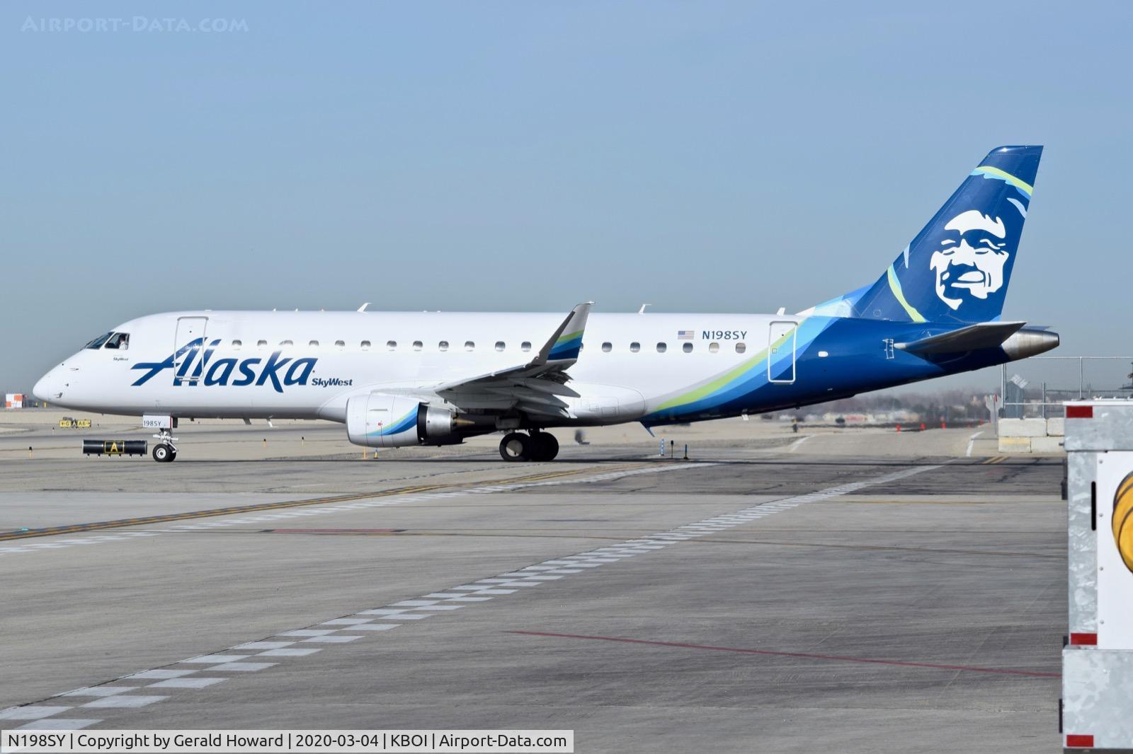N198SY, 2018 Embraer 175LR (ERJ-170-200LR) C/N 17000724, Taxi from the gate.