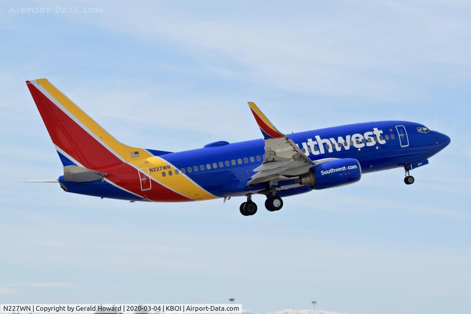 N227WN, 2005 Boeing 737-7H4 C/N 34450, Climb out from 28R.