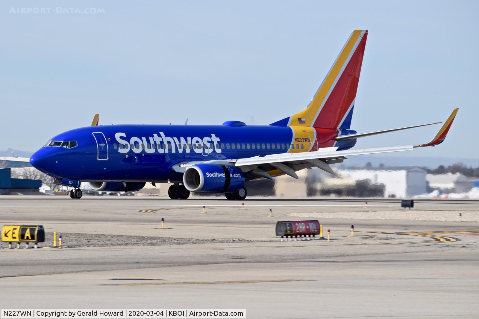 N227WN, 2005 Boeing 737-7H4 C/N 34450, Landing roll out on 10L.