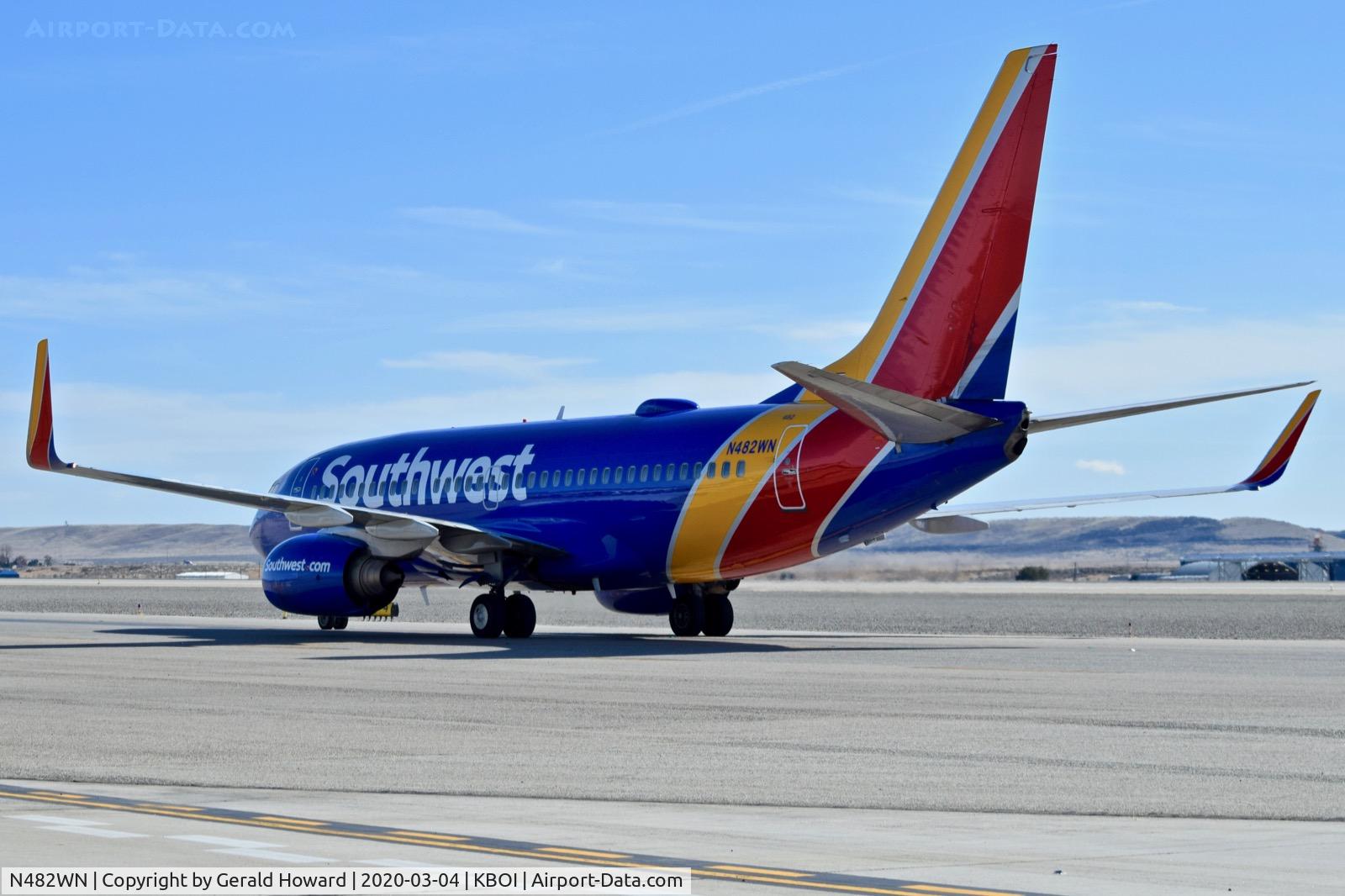 N482WN, 2004 Boeing 737-7H4 C/N 29852, Taxiing on Alpha.