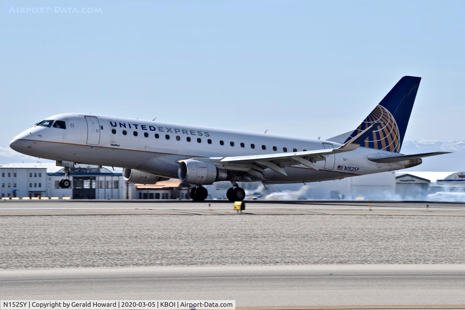 N152SY, 2016 Embraer 175LR (ERJ-170-200LR) C/N 17000549, Landing 10L.